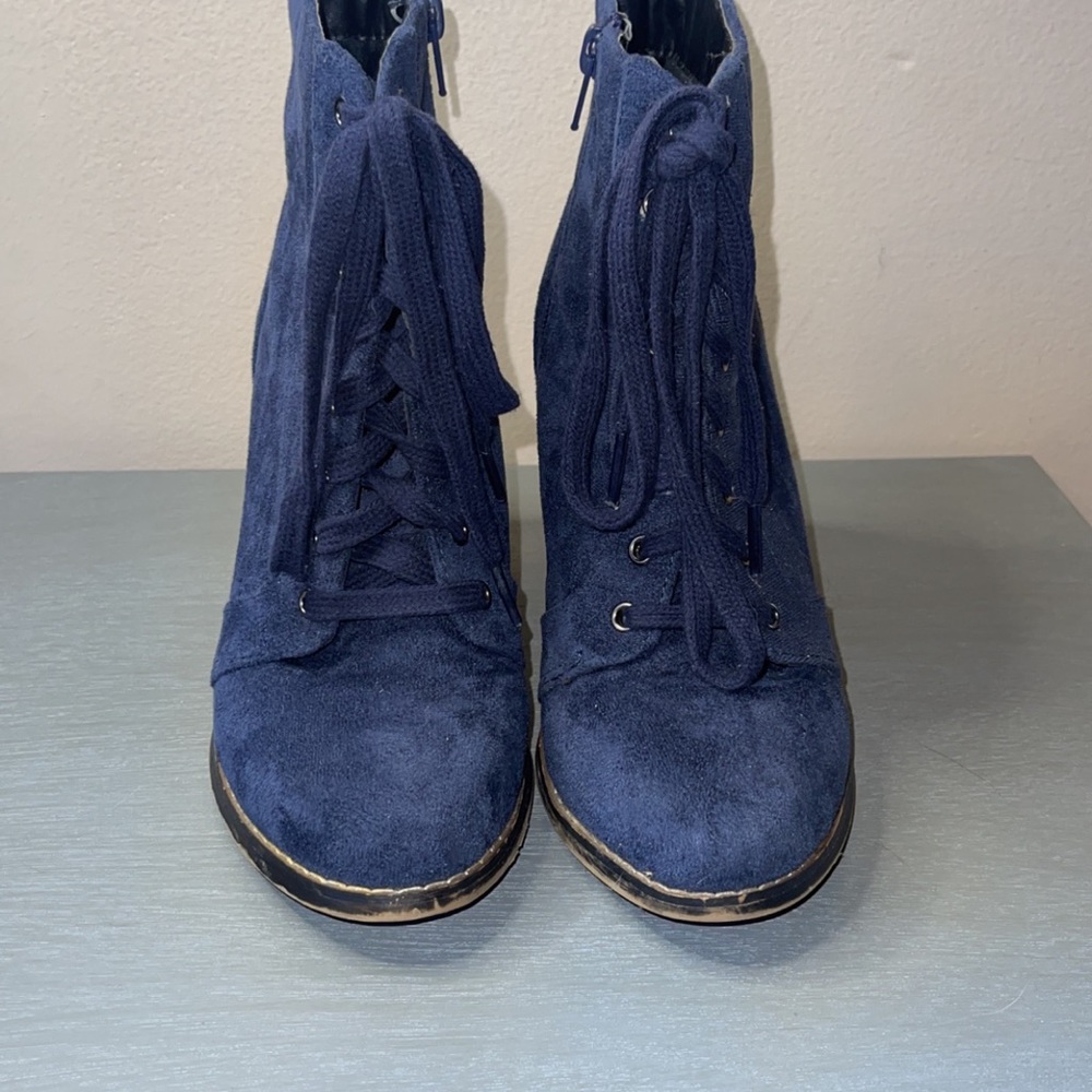 Navy Blue color. Size 6.5. Brand is Candie’s.